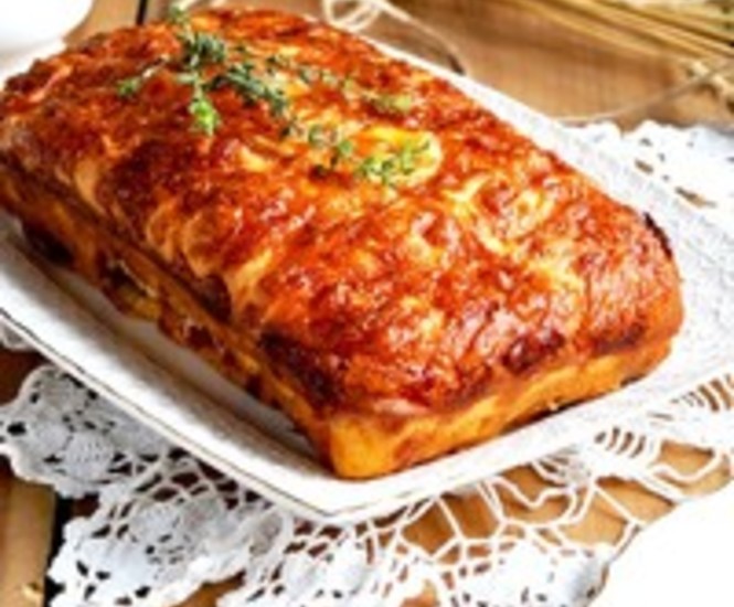 Пирог с вялеными помидорами, брынзой и зеленью.